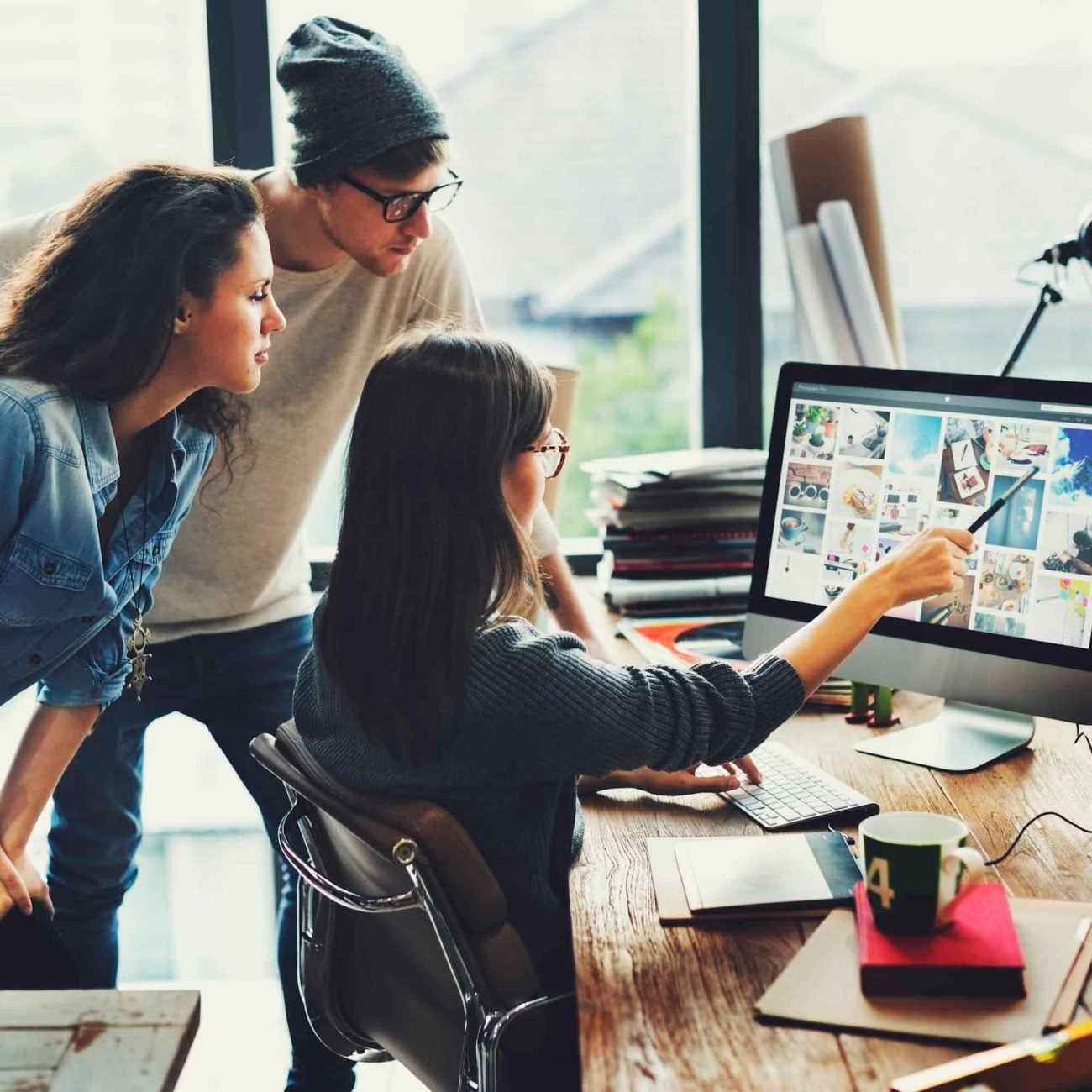 brainstorming-business-vision-teamwork-casual-concept-1-1.jpg employees of digital marketing agency UK working together